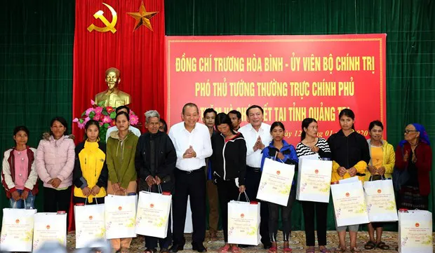 Officials present Tet gifts to poor people, disadvantaged children