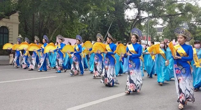 Hundreds parade in Hanoi to show off beauty of 'Ao Dai'