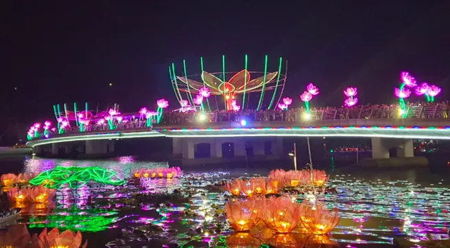 Ninh Kieu flower garland and colored lantern festival launched