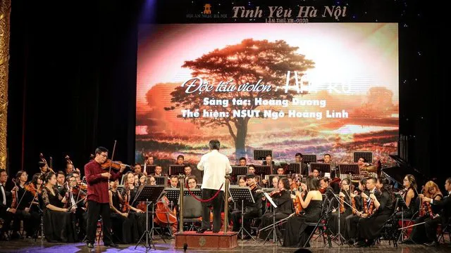 Art performance spotlights love for Hanoi