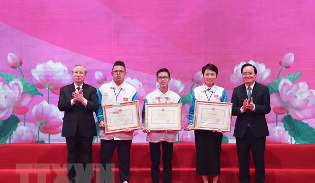 Exemplary students in studying and following Uncle Ho’s teachings honoured