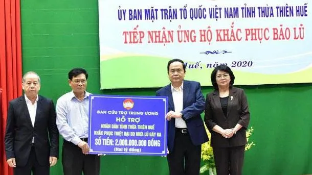 Further aid packages presented to flood-hit residents in Thua Thien Hue