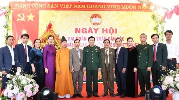 Defence Minister joins Ha Nam people at great unity festival