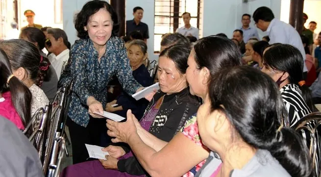 Politburo member Truong Thi Mai presents gifts to storm-hit residents in Thua Thien Hue