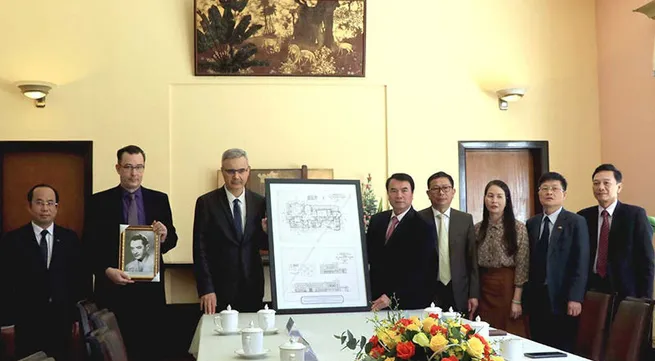 French Ambassador presents digitised design of Bao Dai Palace to Lam Dong province