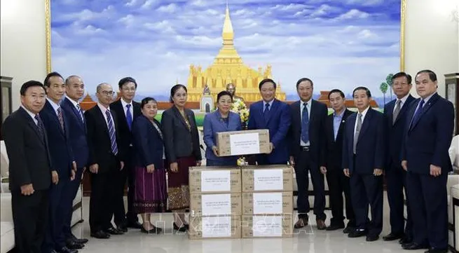 Vietnam presents face masks to Laos