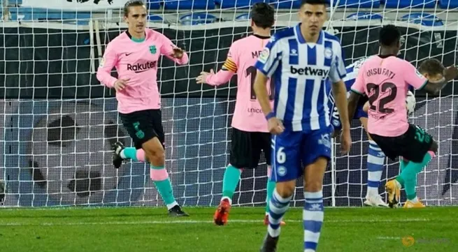 Barca draw with 10-man Alaves after Neto howler