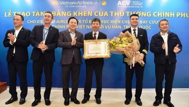 PM’s certificate of merit awarded to crew members on Vietnam Airlines flight to Wuhan