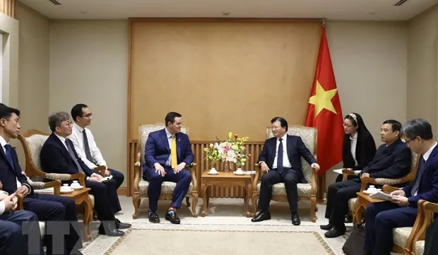 Deputy PM hosts investors interested in LNG power development in Vietnam