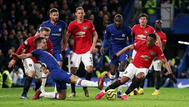 Manchester United win 2-0 at Chelsea to close on top four