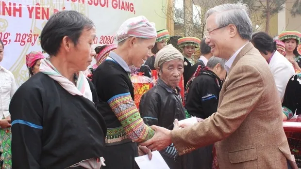 Tet gifts reach policy beneficiaries and needy people