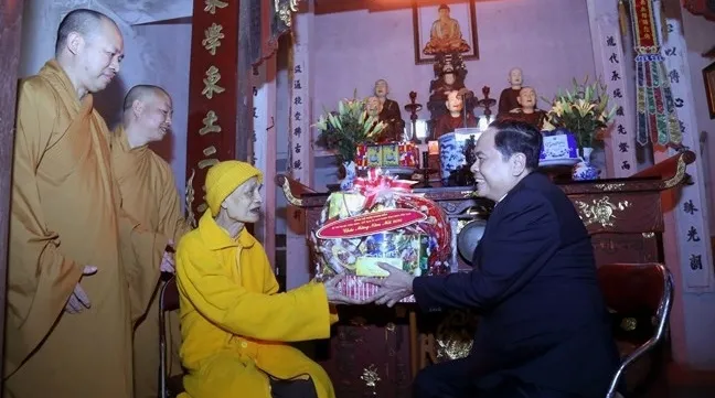 Leaders present Tet gifts to policy beneficiaries nationwide