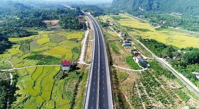 Bac Giang-Lang Son Expressway opens to traffic, free for one month