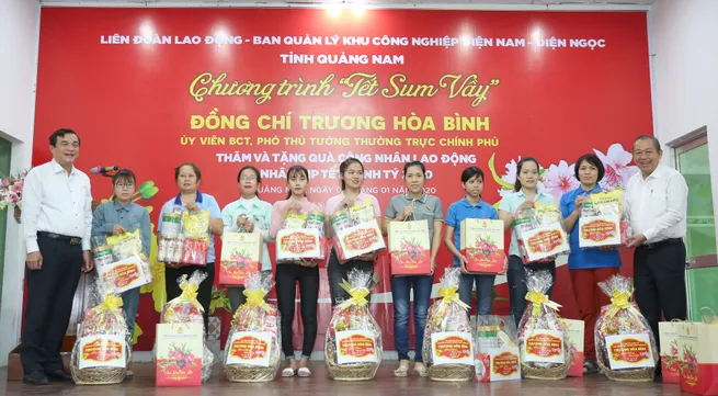 Senior leaders present Tet gifts to policy beneficiaries and underprivileged