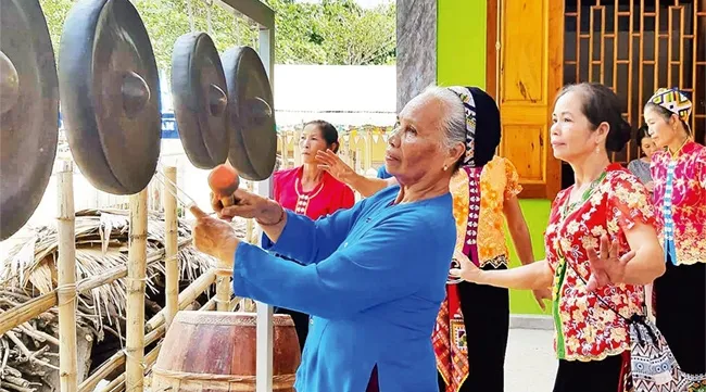 Elders devoted to keep gong tradition alive in Tuong Duong