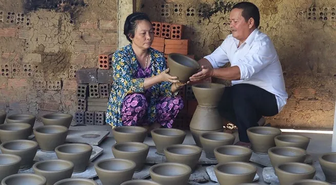 Keeping kiln burning in My Thien pottery village