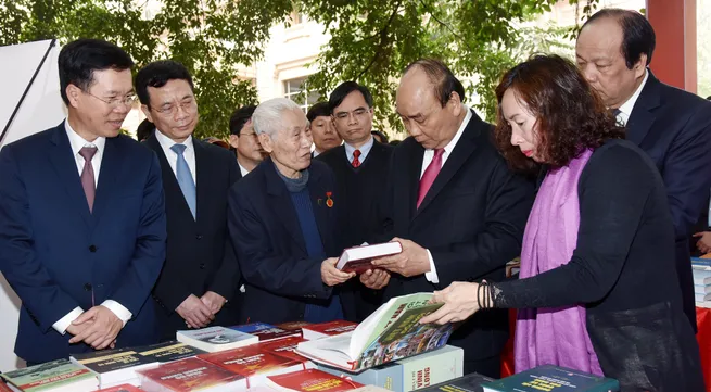 Prime Minister visits book exhibition to mark Party's 90th Anniversary