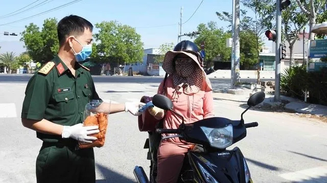 Unity and humanity shine bright amidst medical lockdown in Van Lam 3