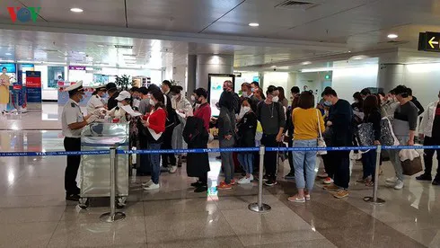 COVID-19: Overloaded airport stops receiving Vietnamese returnees