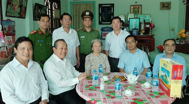 Deputy PM Binh visits war heroes on reunification anniversary