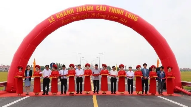 Thinh Long Bridge in Nam Dinh province opens to traffic