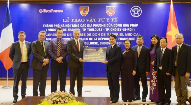 Hanoi presents medical supplies to French cities