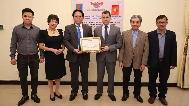 Vietnam presents 10,000 medical face masks to Azerbaijan people