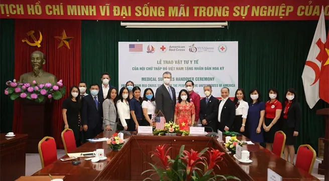 Vietnam Red Cross Society presents medical supplies to US people