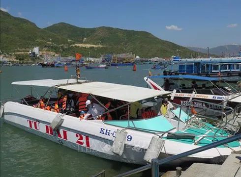 New 12-dock tourist pier on trial run in Nha Trang