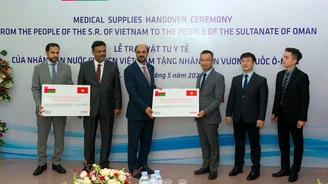 Vietnam presents over 100,000 face masks to assist Oman’s COVID-19 fight