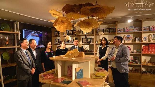 Souvenir shop sets up at Ho Chi Minh Museum