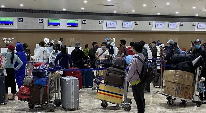 Vietnamese expatriates in Philippines return home