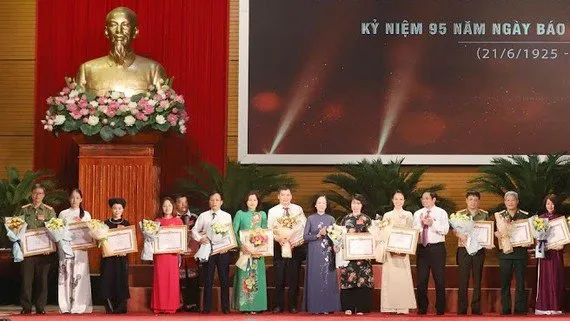 Journalists make huge contributions to nation: PM