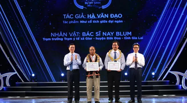 Awarding winners in 'Silent sacrifice' writing contest