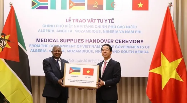 Vietnam presents medical supplies to African nations