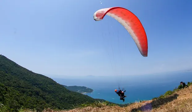 Over 100 paragliders compete in national tournament