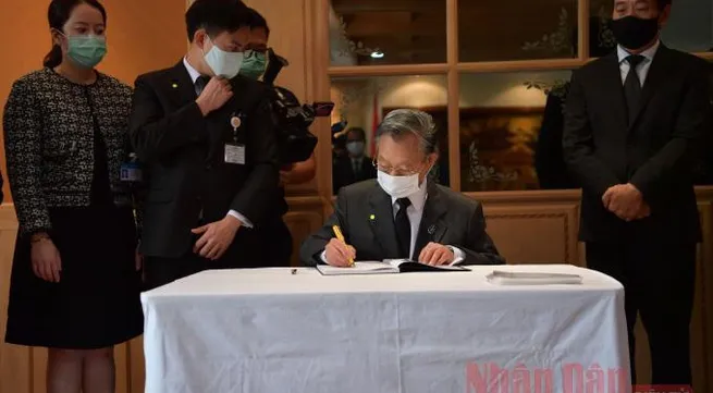 Foreign officials pay respect to late Vietnamese leader abroad