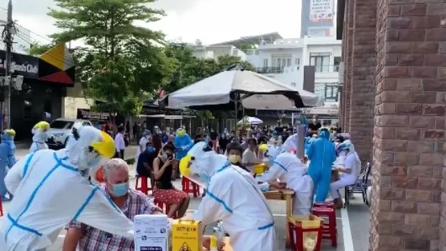 Da Nang conducts Covid-19 tests for foreigners