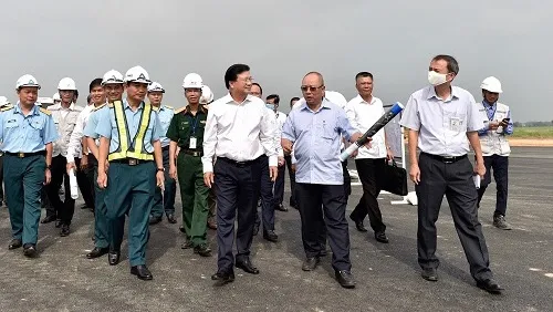 Deputy PM inspects runway upgrading at Noi Bai airport