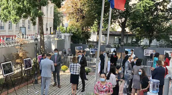 Exhibition highlighting Vietnamese land and people opens in Rumania