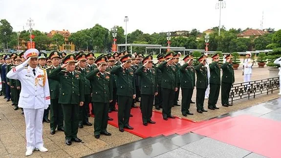 Delegates of the Party Congress of the Vietnam People’s Army pay tribute to President Ho Chi Minh