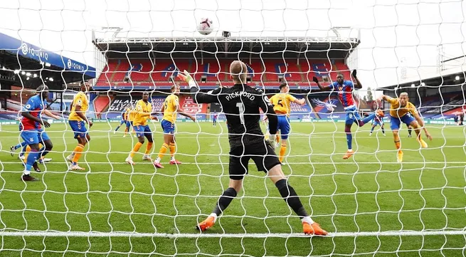 Penalty awards help Everton and United, Chelsea fight back