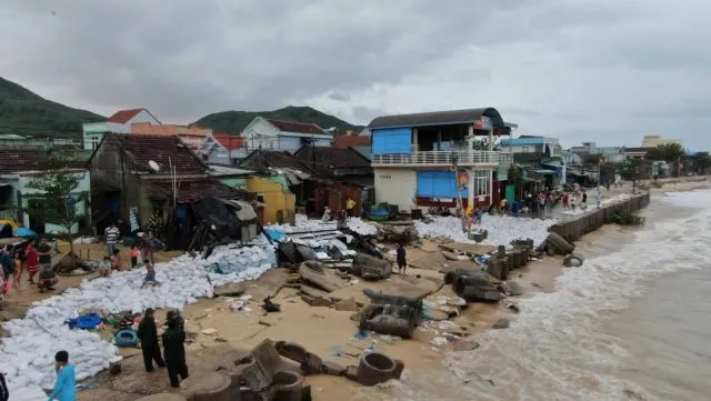 Typhoon Matmo injures 6, collapses hundreds of houses