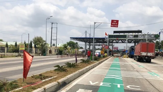 Cars encroaching automated non-stop toll collection lane will likely to be fined