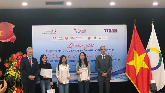 Students given prizes for French reporting