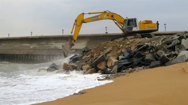 Phú Yên consolidates coastal dyke to protect airport