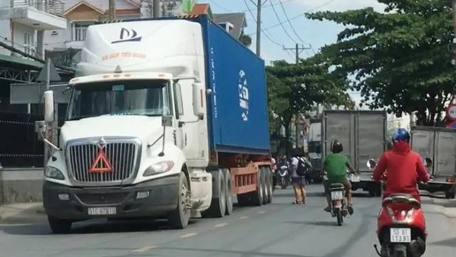 Lack of parking space for trucks in HCM City hits transport companies