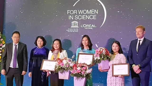 Three female scientists receive awards