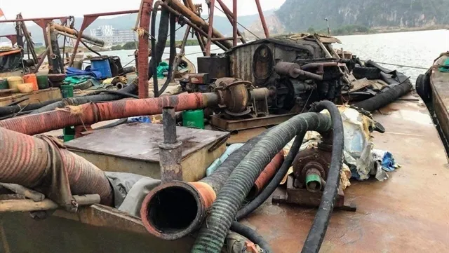 Six ships seized for illegally exploiting sand