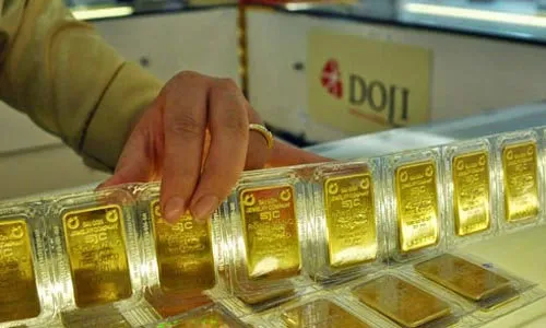 Gold prices hit six-year peak